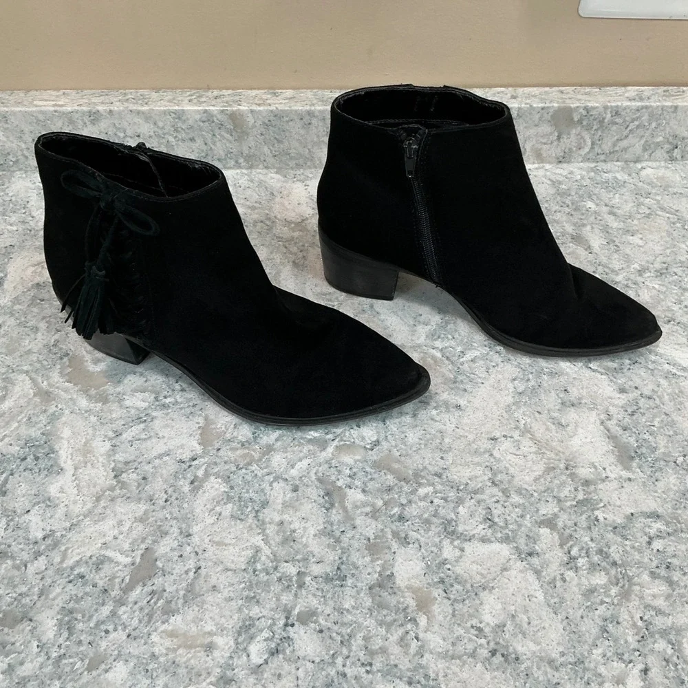 Betsey Johnson Ankle Boots Autumnn 9M Black Suede Tassel Block Heel Pointed Toe